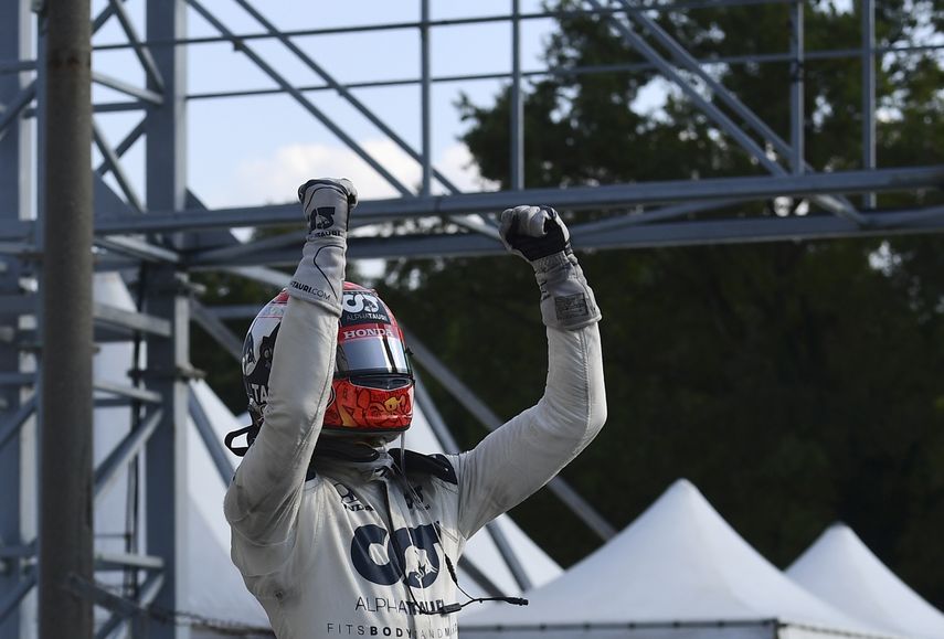 El piloto de AlfaTauri Pierre Gasly de Francia celebra despu&eacute;s de ganar el Gran Premio de F&oacute;rmula&nbsp;1 en el hip&oacute;dromo de Monza en Monza, Italia, el domingo 6 de septiembre de 2020&nbsp;