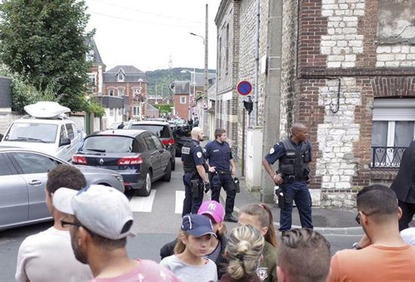 Varios policías hacen guardia cerca de donde se ha producido el secuestro de una iglesia en Saint Etienne du Rouvray, cerca de Ruán, Francia (EFE) 