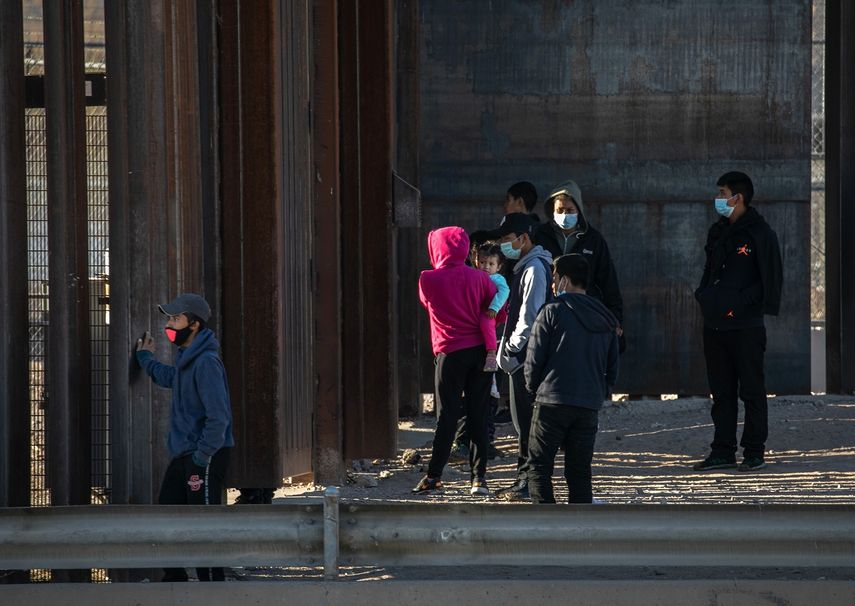 Migrantes intentado cruzar la frontera de México a Estados Unidos&nbsp;