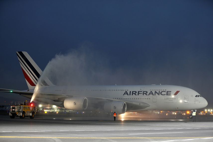 Vista del Airbus A380 de Air France, el avión comercial más grande del mundo con capacidad de 516 pasajeros. (EFE)