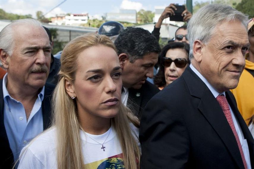 Lilian Tintori (c), esposa del dirigente opositor Leopoldo López, acompañada de los expresidentes de Colombia Andrés Pastrana (i) y de Chile SebastiánPiñera (d) en el momento en que trataban de ingresar a la cárcel militar de Ramo Verde el domingo 25 d