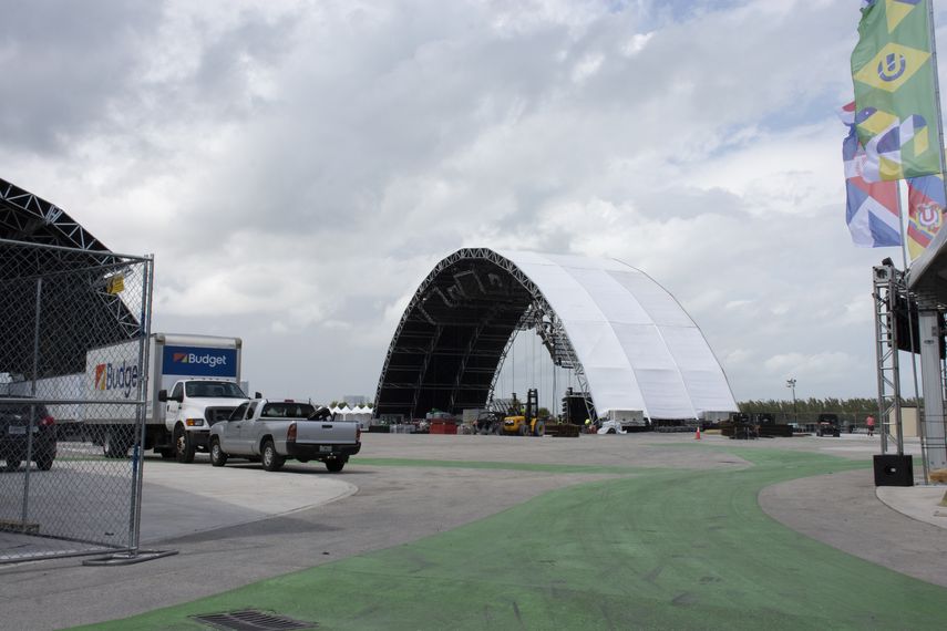 Vista parcial de uno de los escenarios del Ultra Fest, en las inmediaciones del Miami Marine Stadium.