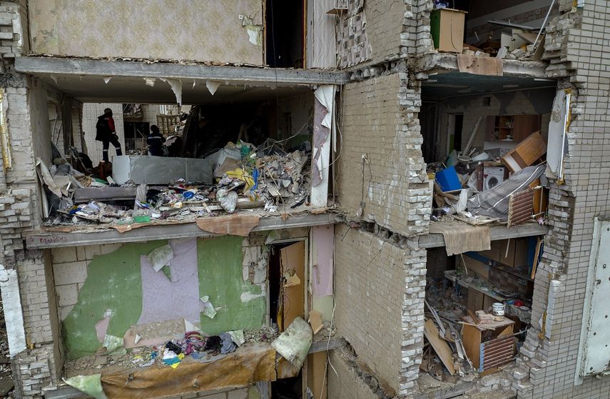 Bomberos trabajan en el interior de un edificio destruido por una bomba rusa en Cherníhiv, Ucrania, el 22 de abril de 2022.&nbsp;