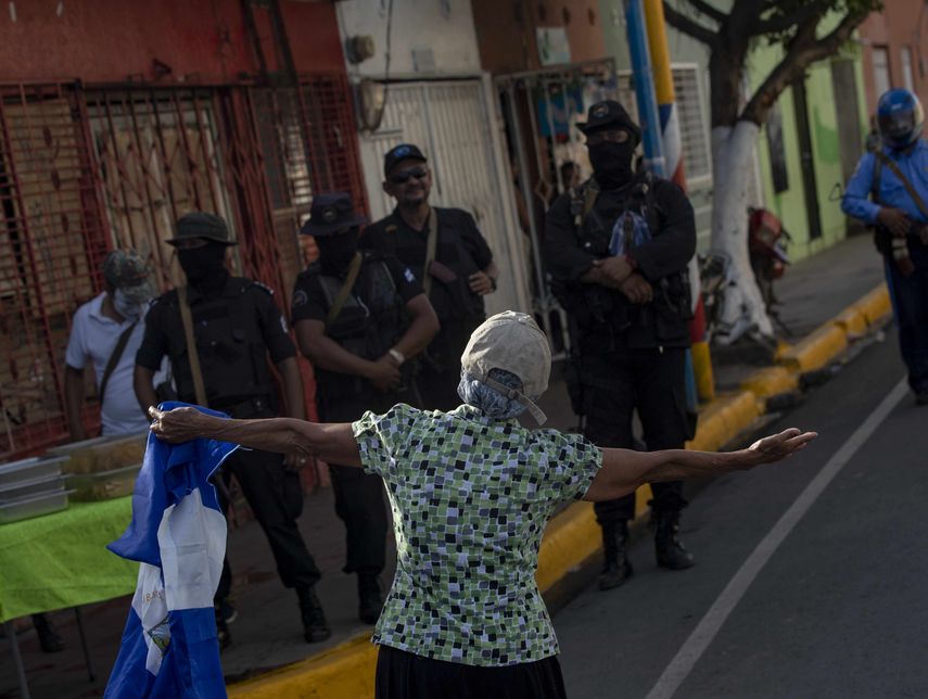 Una manifestante confronta a las autoridades en una de las manufesmanifestaciones contra el régimen de Ortega.&nbsp;