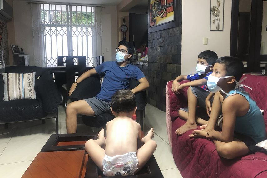 Varios miembros de la familia de Bella Lamilla, la primera persona en ser diagnosticada con coronavirus en Ecuador, mientras se mantienen en cuarentena en su casa en Babahoyo, Ecuador.