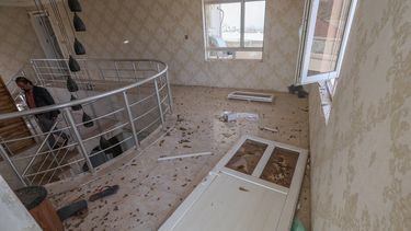 Un hombre inspecciona los daños en su hogar luego de un ataque nocturno en Arbil, la capital de la región autónoma kurda del norte de Irak el 13 de marzo de 2022.