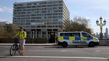 El primer ministro británico, Boris Johnson, se encuentra en la unidad de cuidados intensivos en el Hospital St. Thomas, ubicado en el centro de Londres, afectado por el nuevo coronavirus. Un vehículo de la policía británica permanece estacionado frente al centro hospitalario el 7 de abril de 2020.