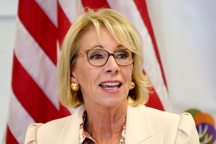 ARCHIVO - En esta fotografía de archivo del 15 de octubre de 2020, la secretaria de Educación Betsy DeVos habla en la Phoenix International Academy, en Phoenix.&nbsp;