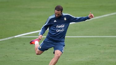 En Londres, Higuaín volverá a trabajar con el técnico Maurizio Sarri, con el que tiene un vínculo emotivo particular desde que coincidieran en el Nápoles.