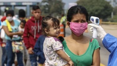 Empleados del Secretario de Salud toman la temperatura de los venezolanos que regresan desde Colombia, como medida preventiva contra la propagación del coronavirus -COVID19- en el Puente Internacional Simón Boliviar, en Cúcuta.&nbsp; &nbsp;