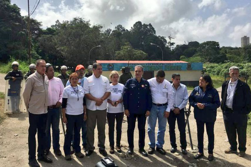 Una decena de diputados venezolanos opositores acudieron este martes a la cárcel militar de Ramo Verde, para solicitar, sin éxito, comprobar el estado de salud del opositor Leopoldo López.