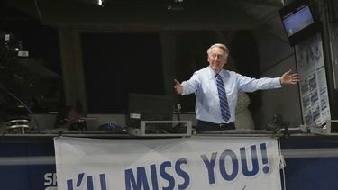 En esta imagen de archivo, el locutor de los Dodgers de Los Ángeles, Vin Scully, gesticula en su cabina durante un juego entre los Dodgers y los Rockies de Colorado, el 23 de septiembre de 2016, in Los Ángeles, dos días antes de su último encuentro desde el Dodger Stadium. Scully falleció el 2 de agosto de 2022, anunció el equipo. Tenía 94 años.&nbsp;