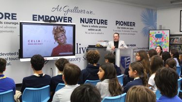 Omer Pardillo, albacea universal del legado de Celia Cruz, habla a estudiantes de Gulliver Prep.&nbsp;