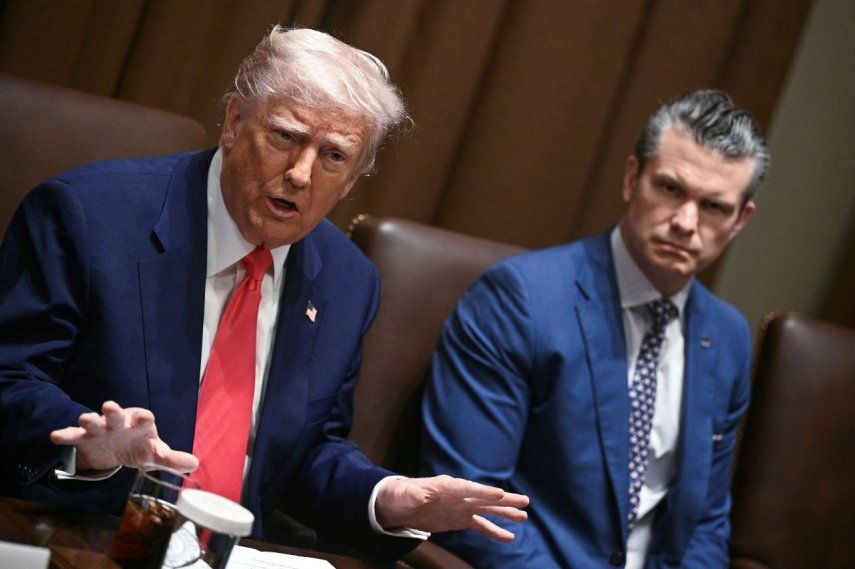 El presidente Donald Trump, junto al secretario de Defensa, Pete Hegseth, habla durante una reunión de gabinete en la Casa Blanca el 10 de abril de 2025, en Washington, DC.