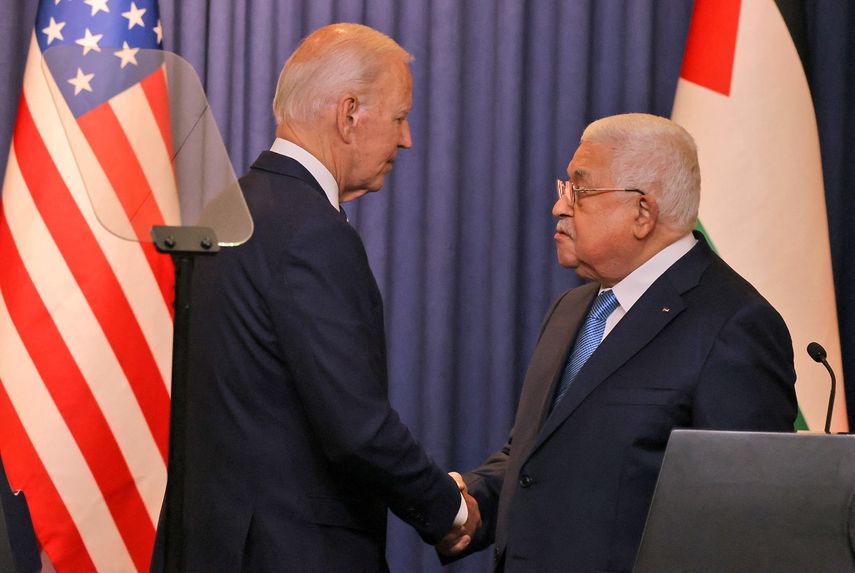 El presidente Joe Biden, y el presidente palestino, Mahmud Abbas, se dan la mano después de sus declaraciones a los medios de comunicación en el recinto presidencial de Muqataa en la ciudad de Belén, en la Cisjordania ocupada, el 15 de julio de 2022.