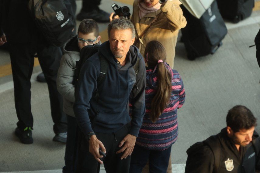 Luis Enrique mientras la selección de España llega al Aeropuerto de Barajas en Madrid&nbsp;