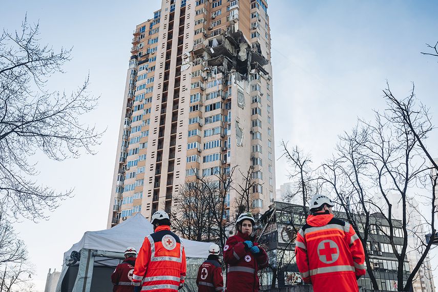 Bomberos atienden heridos, tras el impacto de un misil ruso a un edificios de apartamentos en Kiev, Ucrania.