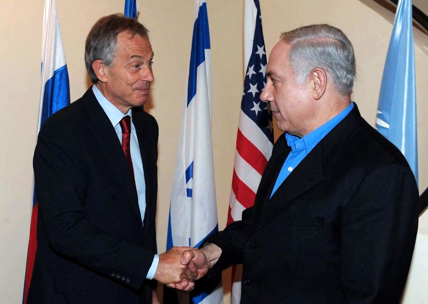 El enviado especial al Medio Oriente Tony Blair estrecha la mano del primer ministro Benjamín Netanyahu.
