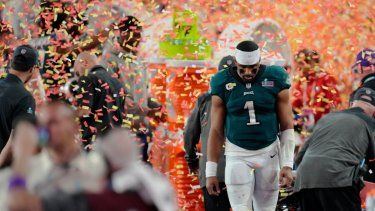 El quarterback de los Eagles de Filadelfia, Jalen Hurts, sale del campo tras perder ante los Chiefs de Kansas City en el Super Bowl 57, el domingo 12 de febrero de 2023, en Glendale, Arizona.