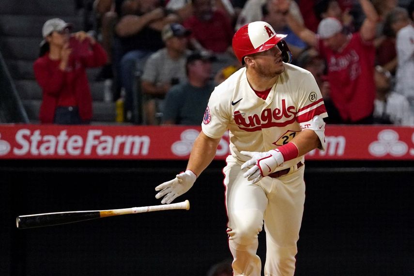 Mike Trout de los Angelinos de Los Ángeles avienta su bate tras pegar un jonrón solitario durante la novena entrada del juego de las Grandes Ligas contra los Marineros de Seattle.