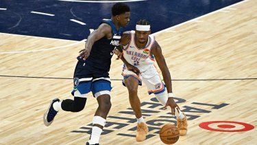 Shai Gilgeous-Alexander #2 del Oklahoma City Thunder dribla contra Anthony Edwards #5 de los Minnesota Timberwolves durante el segundo cuarto del cuarto partido de las Finales de la Conferencia Oeste de los Playoffs de la NBA 2025 en el Target Center el 26 de mayo de 2025 en Minneapolis, Minnesota.