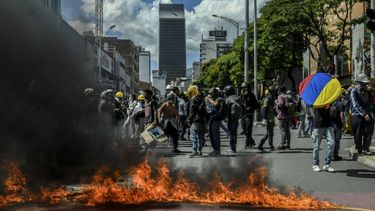 Manifestantes bloquean una calle durante una protesta contra el gobierno en Medellín, Colombia, el 28 de junio de 2021.