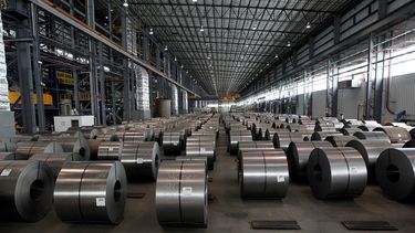 Vista de varias bobinas de acero galvanizado en una planta siderúrgica estadounidense en Dearborn, Michigan.