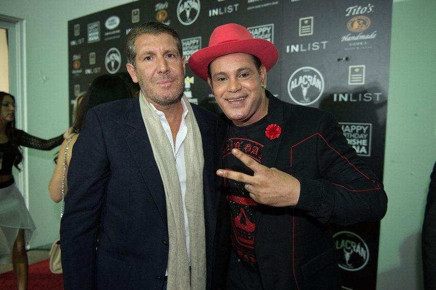 El exjugador de las Grandes Ligas, Sammy Sosa (derecha), y el empresario Michael Capponi durante una ceremonia en Miami, el 6 de diciembre de 2017.