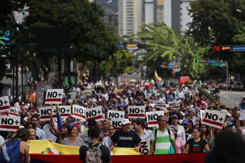 Varias centenas de personas&nbsp;coreaban consignas contra Maduro y levantaban carteles que denunciaban la crisis humanitaria&nbsp;que padece el país.