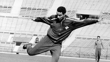 En esta foto de mayo de 1962, el futbolista suizo Roger Vonlanthen durante un entrenamiento en la Copa Mundial de Chile. Vonlanthen ha fallecido a los 89 años