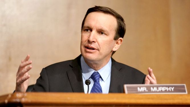 El senador demócrata Chris Murphy, miembro de la Comisión de Relaciones Exteriores de la cámara alta, pidió a Biden poner fin a las sanciones en Venezuela.