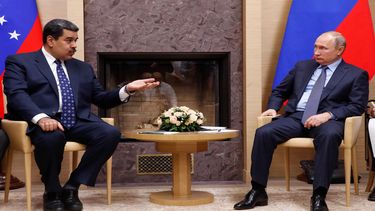 El presidente ruso Vladímir&nbsp;Putin&nbsp;(d) y Nicolás&nbsp;Maduro, durante la reunión que celebraron en la residencia de Novo-Ogaryovo, en las afueras de Moscú, Rusia, el 5 de diciembre de 2018.