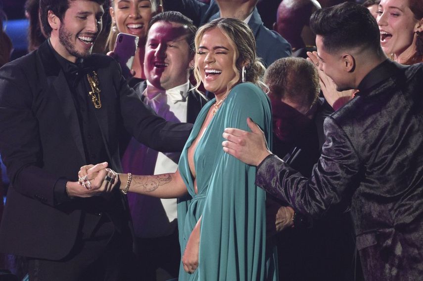 Karol G reacciona al ganar el Latin Grammy a Mejor artista nuevo en esta foto de archivo del 15 de noviembre de 2018 tomada en Las Vegas.&nbsp;