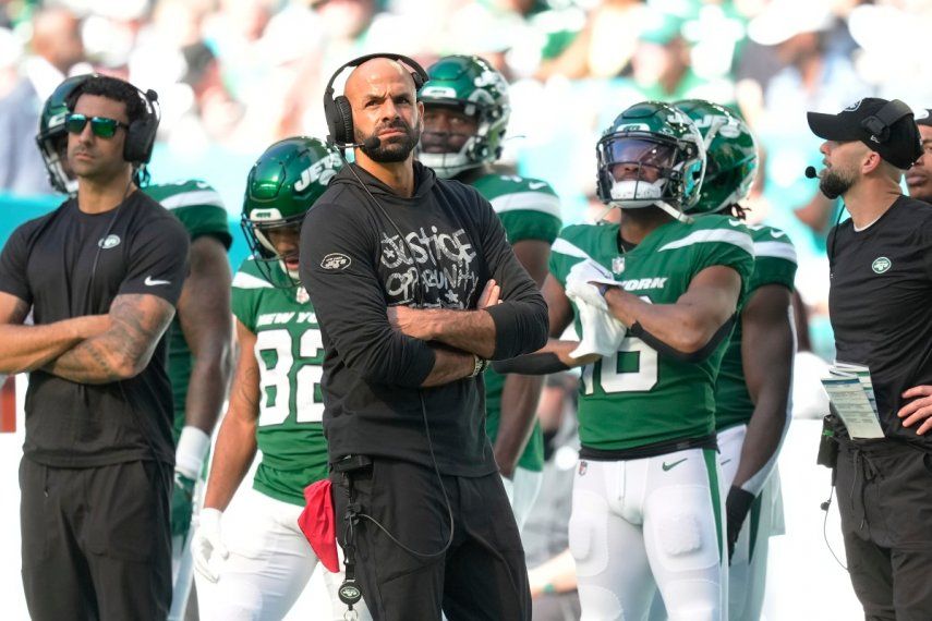 El entrenador de los Jets de Nueva York, Robert Saleh, observa durante el encuentro ante los Dolphins de Miami el domingo 17 de diciembre del 2023.
