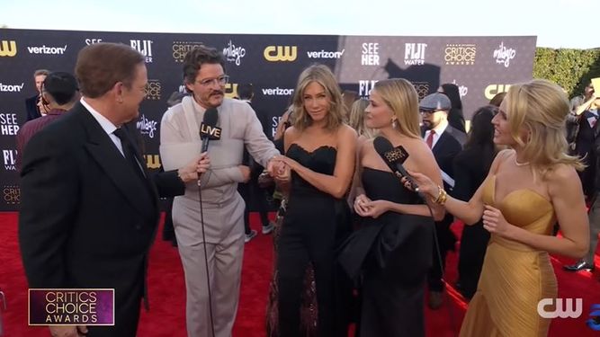 Jennifer Aniston, Reese Witherspoon y Pedro Pascal en la alfombra roja de los Critics Choice Awards.
