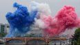 Humo con los colores de la bandera de Francia al dar comienzo a la ceremonia de inauguración de los Juegos Olímpicos de París, el viernes 26 de julio de 2024.&nbsp;