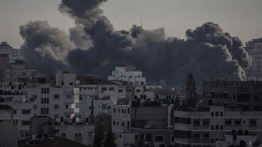 El humo se eleva después de los ataques aéreos israelíes en la ciudad de Gaza, el 5 de mayo de 2019. 