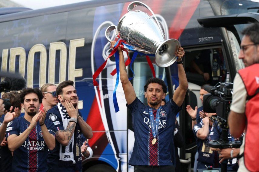 El capitán del PSG, el brasileño Marquinhos, levanta el trofeo de la Liga de Campeones tras el arribo del equipo al Parque de Los Príncipes, el 31 de mayo de 2026.