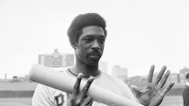 Rennie Stennett de los Piratas de Pittsburgh exhibe siete dedos por cada hit conectado tras una victoria 22-0 ante los Cachorros de Chicago, el 16 de septiembre de 1975.