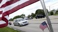 El coche fúnebre que porta el cuerpo del sargento del ejército estadounidense La David Johnson pasa en procesión después de su funeral en la iglesia Christ the Rock en Cooper City en Broward.&nbsp;