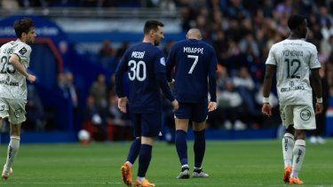 Lionel Messi (izquierda) y Kylian Mbappé del Paris Saint-Germain durante la derrota 3-1 ante Lorient, el domingo 30 de abril de 2023, en París.&nbsp;