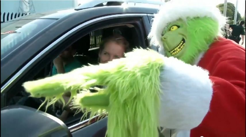 El oficial ofrece a los conductores una elección entre una cebolla o un billete, y casi siempre aceptan el vegetal.