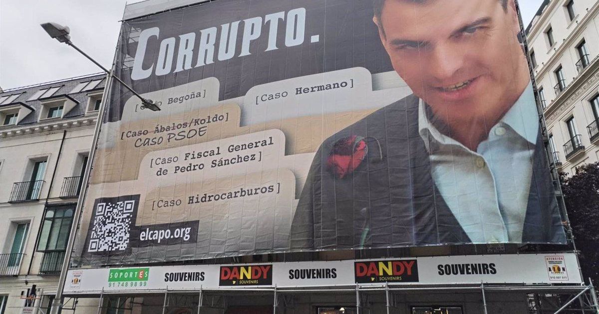 “Corrupto”, la valla de Pedro Sánchez desplegada frente al Congreso de España