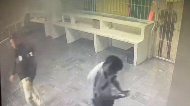 Captura de pantalla de un video de seguridad del lugar donde ocurrió el incendio, en el que murieron más de 30 inmigrantes.&nbsp;