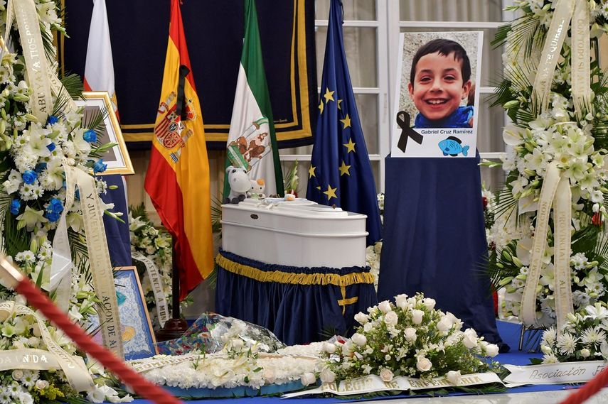 Ramos de flores junto al féretro y una fotografía en la capilla ardiente del niño&nbsp;Gabriel&nbsp;Cruz instalada esta tarde en el Palacio Provincial de la Diputación de Almería.&nbsp;
