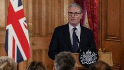 El Primer Ministro de Gran Bretaña, Keir Starmer, asiste a una rueda de prensa en Downing Street, en el centro de Londres, el 15 de junio de 2026.
