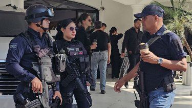 La policía permanece de guardia afuera de una funeraria que alberga el cuerpo del alcalde Carlos Manzo en Uruapan, estado de Michoacán, México, el 2 de noviembre de 2025.