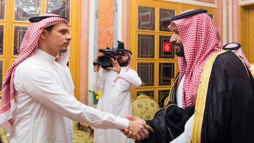 El príncipe heredero de Arabia Saudí, Mohamed bin Salman, recibe a Salah bin Jamal&nbsp;Khashoggi, uno de los hijos del periodista saudí Jamal&nbsp;Khashoggi.