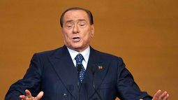 El exprimer ministro italiano Silvio Berlusconi se dirige a sus partidarios en Roma. (Foto AP/Mauro Scrobogna, Lapresse)