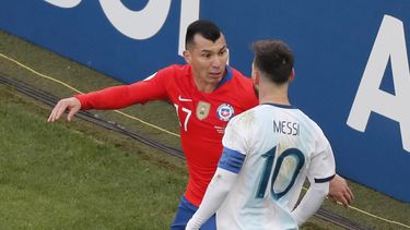 Messi y Medel se encararon tras pugnar por un balón en una de las líneas de fondo en la Arena Corinthians y ambos fuero expulsados.